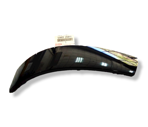 [53922-25011] CURVA PLASTICA EXTENSION IZQUIERDA BORDE NEGRO FRONTAL TOYOTA DYNA 4.0 / 4.6Lts.